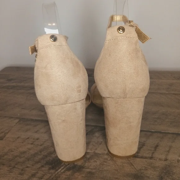 GUESS Women's Tan Block Heel Sandals NWOT/B - Picture 4 of 5